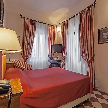 Il Chiostro Del Carmine Sienne