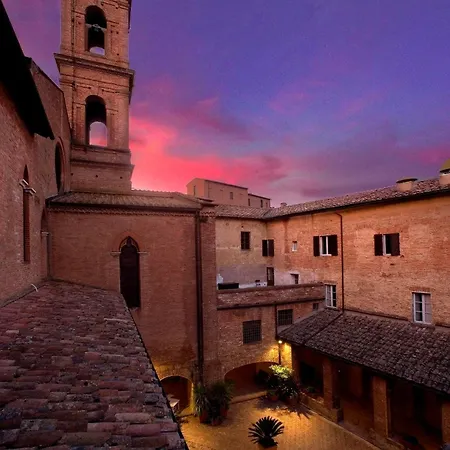 Il Chiostro Del Carmine Sienne