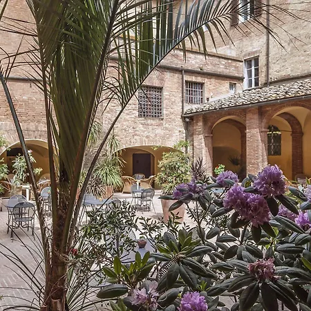 Il Chiostro Del Carmine Sienne
