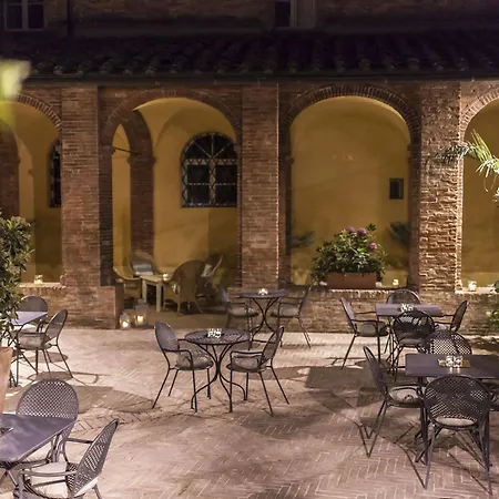 Il Chiostro Del Carmine Sienne