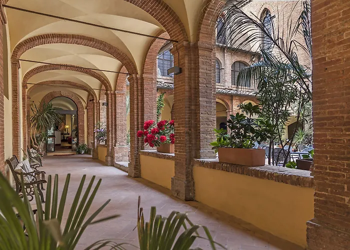 Il Chiostro Del Carmine Siena