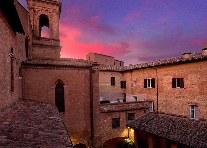 Il Chiostro Del Carmine Siena