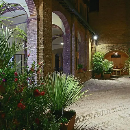 Il Chiostro Del Carmine Siena