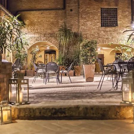 Il Chiostro Del Carmine