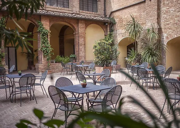 Il Chiostro Del Carmine Siena