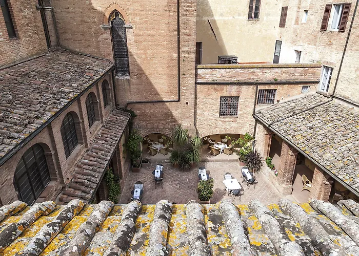 Il Chiostro Del Carmine Siena