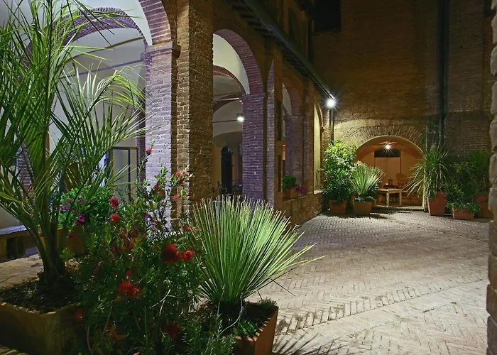 Il Chiostro Del Carmine Siena